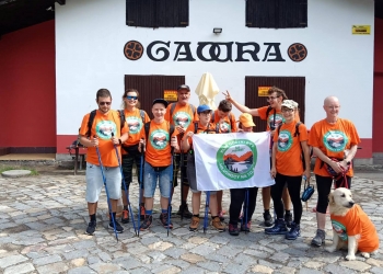 Uczestnicy pozują do wspólnego zdjęcia.