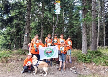 Uczestnicy pozują do wspólnego zdjęcia.