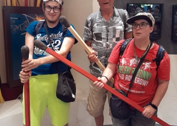 Uczestnicy pozują do wspólnego zdjęcia.