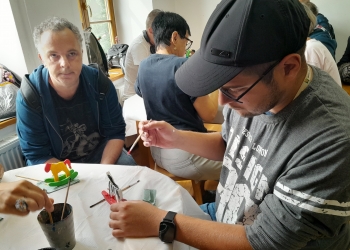 Tworzenie zabawki ludowej z drewna.