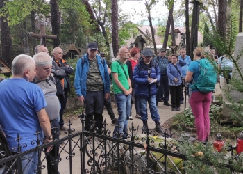 Zwiedzanie cmentarza na Pęksowym Brzysku.