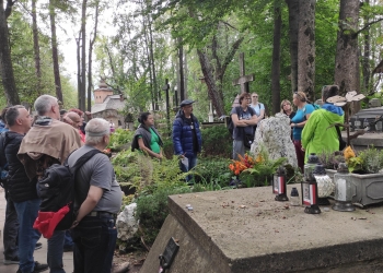 Zwiedzanie cmentarza na Pęksowym Brzysku.