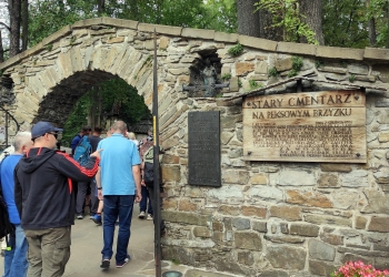 Zwiedzanie cmentarza na Pęksowym Brzysku.