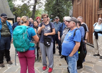 Zwiedzanie cmentarza na Pęksowym Brzysku. Grupa stoi przed kościołem.