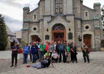 Wspólna fotografia przed sanktuarium.