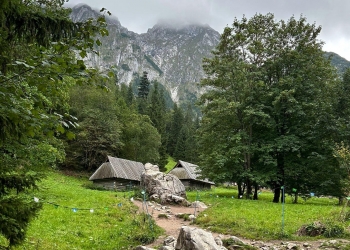 Dolina Strążyska. W tle chaty pasterskie.