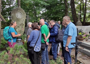 Zwiedzanie cmentarza na Pęksowym Brzysku.