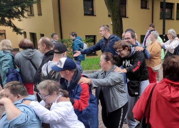 Wspólna zabawa podczas Pikniku Jesiennego.