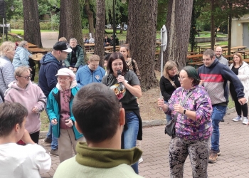 Wspólna zabawa podczas Pikniku Jesiennego.