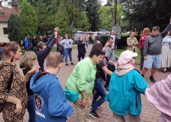 Wspólna zabawa podczas Pikniku Jesiennego.