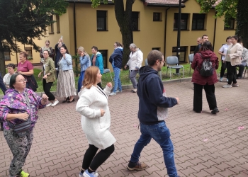 Wspólna zabawa podczas Pikniku Jesiennego.