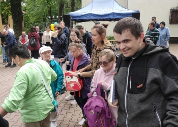 Wspólna zabawa podczas Pikniku Jesiennego.