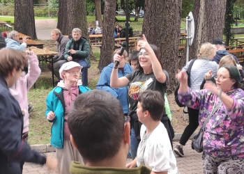 Wspólna zabawa podczas Pikniku Jesiennego.