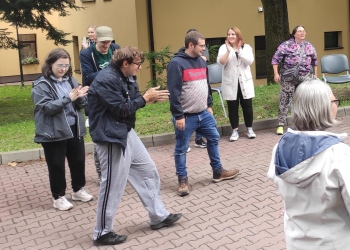 Wspólna zabawa podczas Pikniku Jesiennego.