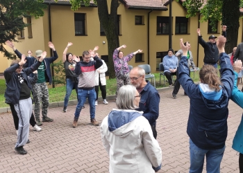 Wspólna zabawa podczas Pikniku Jesiennego.