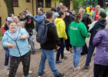 Wspólna zabawa podczas Pikniku Jesiennego.