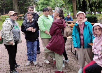 Wspólna zabawa podczas Pikniku Jesiennego.