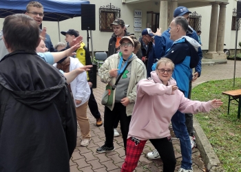 Wspólna zabawa podczas Pikniku Jesiennego.