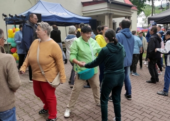 Wspólna zabawa podczas Pikniku Jesiennego.