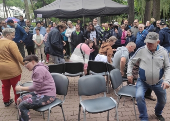 Wspólna zabawa podczas Pikniku Jesiennego.