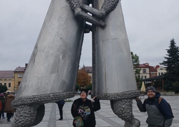 Fotografia rzeźby stojacej na rynku Nowego Targu.