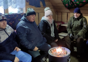 Uczestnicy kuligu przy ognisku.