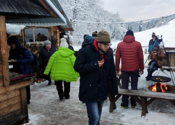 Uczestnicy kuligu przy ognisku.