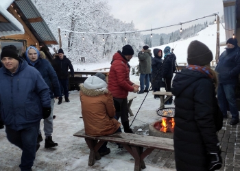Uczestnicy kuligu przy ognisku.