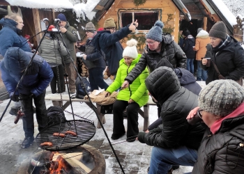 Wspólna fotografia przy ognisku.