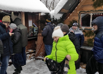 Uczestnicy kuligu przy ognisku.