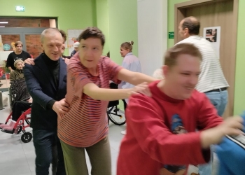 Kilka osób tworzy korowód.