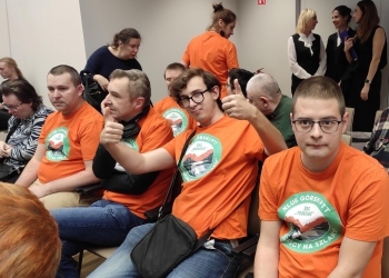 Członkowie Klubu Górskiego Milusińscy Na Szlaku podczas gali. U czestnicy mają na sobie ppomarańczowe koszulki z logo Klubu.