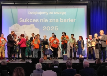 Wspólna fotografia osób wyróżnionych w konkursie. Uczestnicy stoją na scenie. W tle baner nawiązujący tematycznie do tresci konkursu.