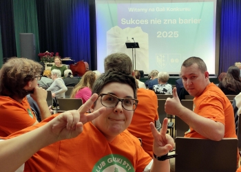 Członkowie Klubu Górskiego Milusińscy Na Szlaku podczas gali. U czestnicy mają na sobie ppomarańczowe koszulki z logo Klubu.