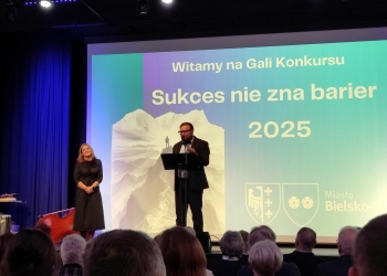 Pani Ewa Swatek naczelnik Wydziału Polityki Społecznej i zastępca prezydenta Bielska-Białej pan Adam Ruśniak stoją na scenie otwierając galę. W tle baner nawiązujący do treści konkursu.