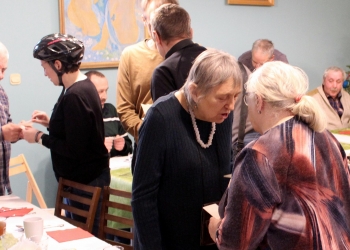 Wspólne składanie życzeń i dzielenie się opłatkiem.