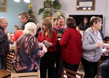 Wspólne składanie życzeń i dzielenie się opłatkiem.