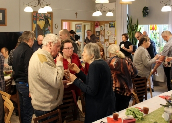 Wspólne składanie życzeń i dzielenie się opłatkiem.