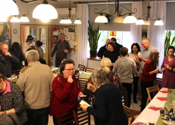 Wspólne składanie życzeń i dzielenie się opłatkiem.