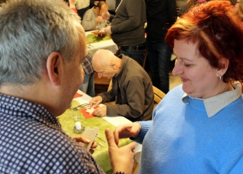 Wspólne składanie życzeń i dzielenie się opłatkiem.