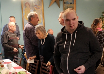 Wspólne składanie życzeń i dzielenie się opłatkiem.