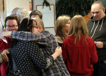 Wspólne składanie życzeń i dzielenie się opłatkiem.