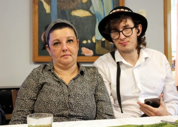 Dwoje uczestników spotkania pozuje do zdjęcia. 