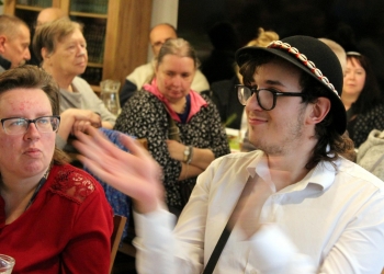 Uczestnicy spotkania podczas słuchania kolęd.