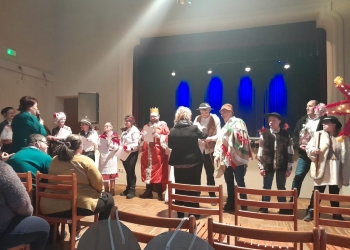 Grupa kolędników ubranych w stroje kolędnicze - furzane kamizelki, kapelusze.