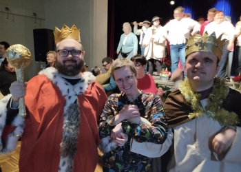 Grupa uczestników spotkania w strojach kolędniczych, na głowach mają korony nawiazujące tematycznie do postaci Trzech Króli.