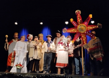 Grupa kolędników ubranych w stroje kolędnicze, z gwiazdą. 