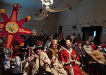 Uczestnicy spotkania ubrani w stroje kolędnicze z elementami ludowymi, wyróżnia się gwiazda.