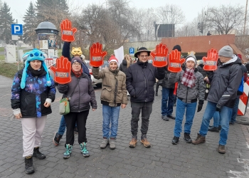Zdjęcie przedstawia osoby biorace udział w pochodzie.