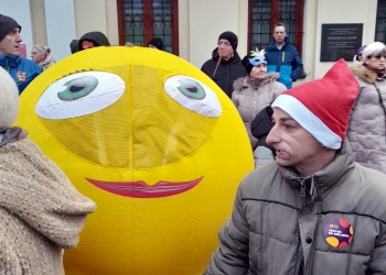 Zdjęcie przedstawia osoby biorące udział w barwnym pochodzie.